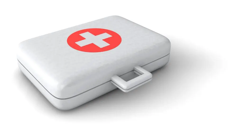 Mallette de pharmacie blanche avec une croix rouge dessus