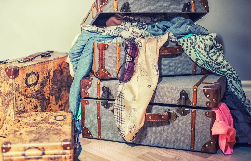 Anciennes valises posées les unes sur les autres dont une ouverte