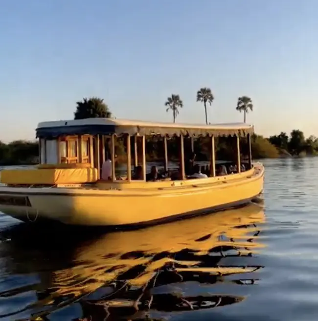 Vue sur la flotte Ra-Ikane qui évolue sur le fleuve Zambèze