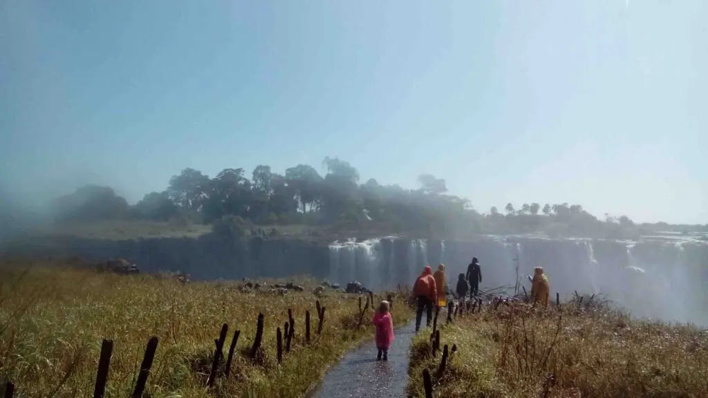 Personnes avec poncho évoluant sur le sentier des chutes