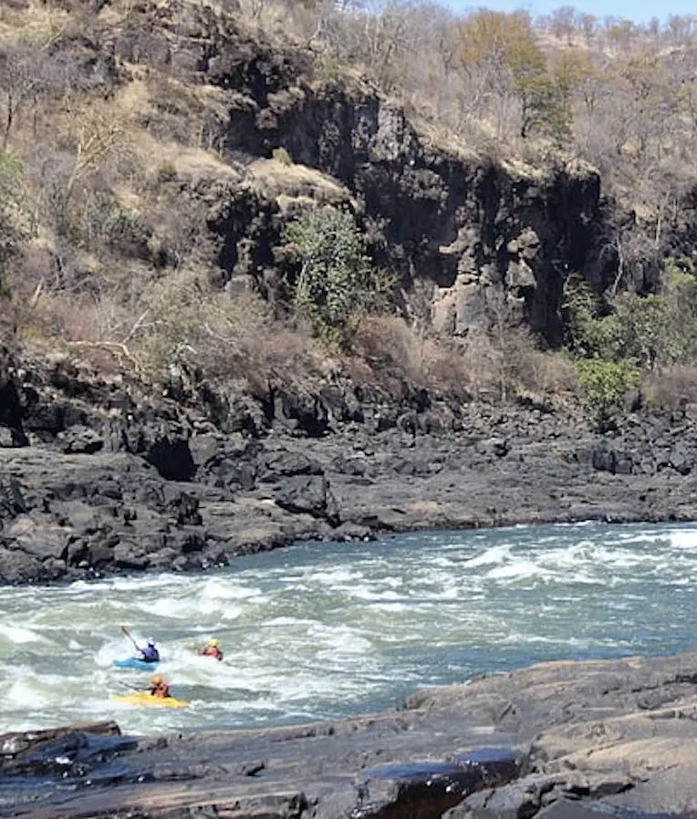 Personnes en canoë kayak sur un passage tumultueux du Zambèze