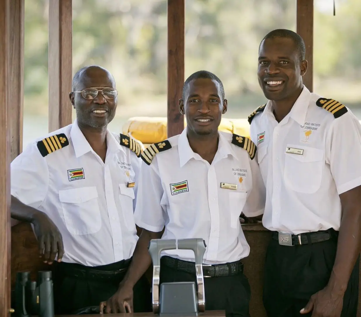 Zoom sur 3 membres de l'équipage du bateau pour une croisière luxueuse