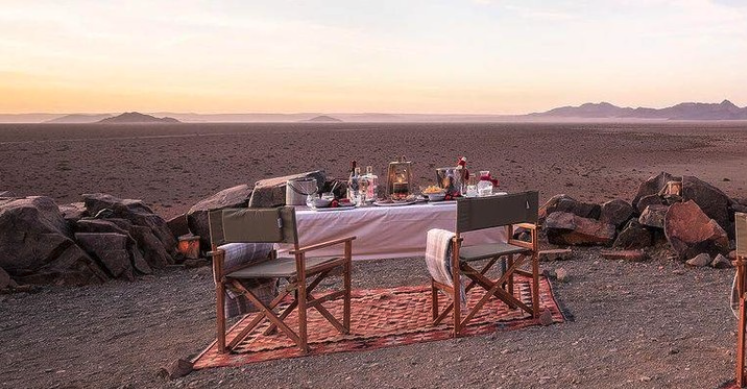 Une table est préparée au milieu du désert de Namibie