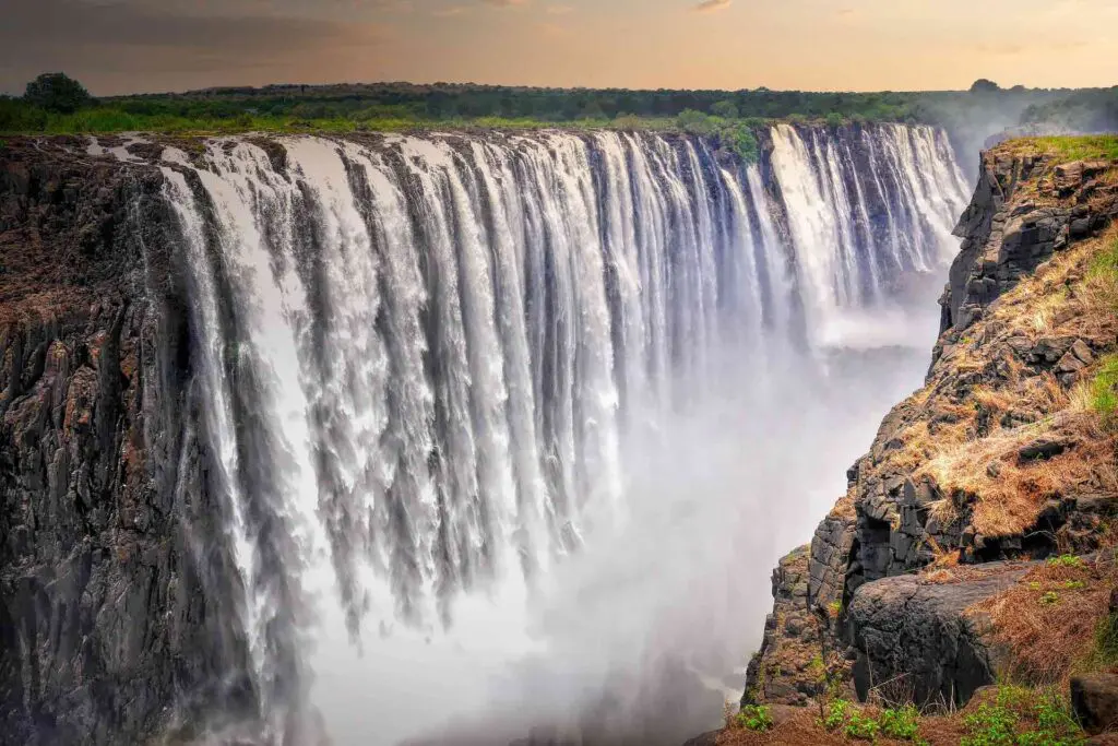 Vue de face sur le haut debit des Chutes Victoria
