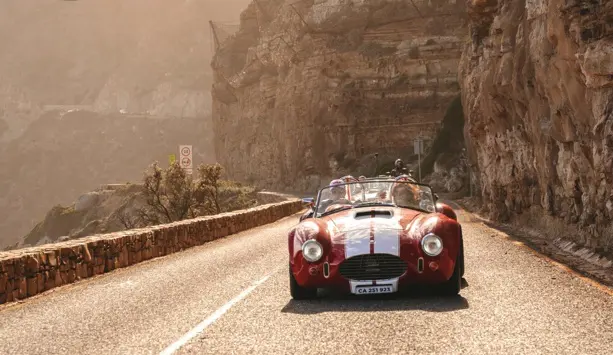 De face, une voiture cobra sur la route sinueuse de chamans 's Peak