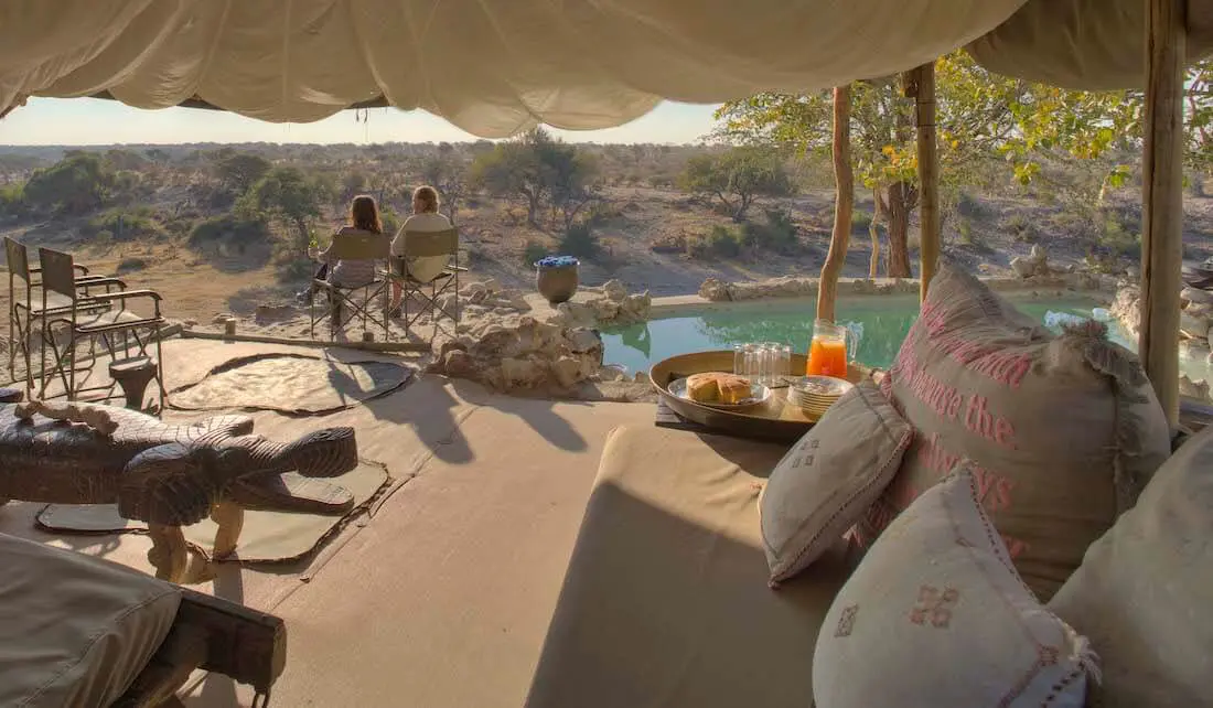 Un couple regarde la vue à côté de la piscine et du lounge extérieur