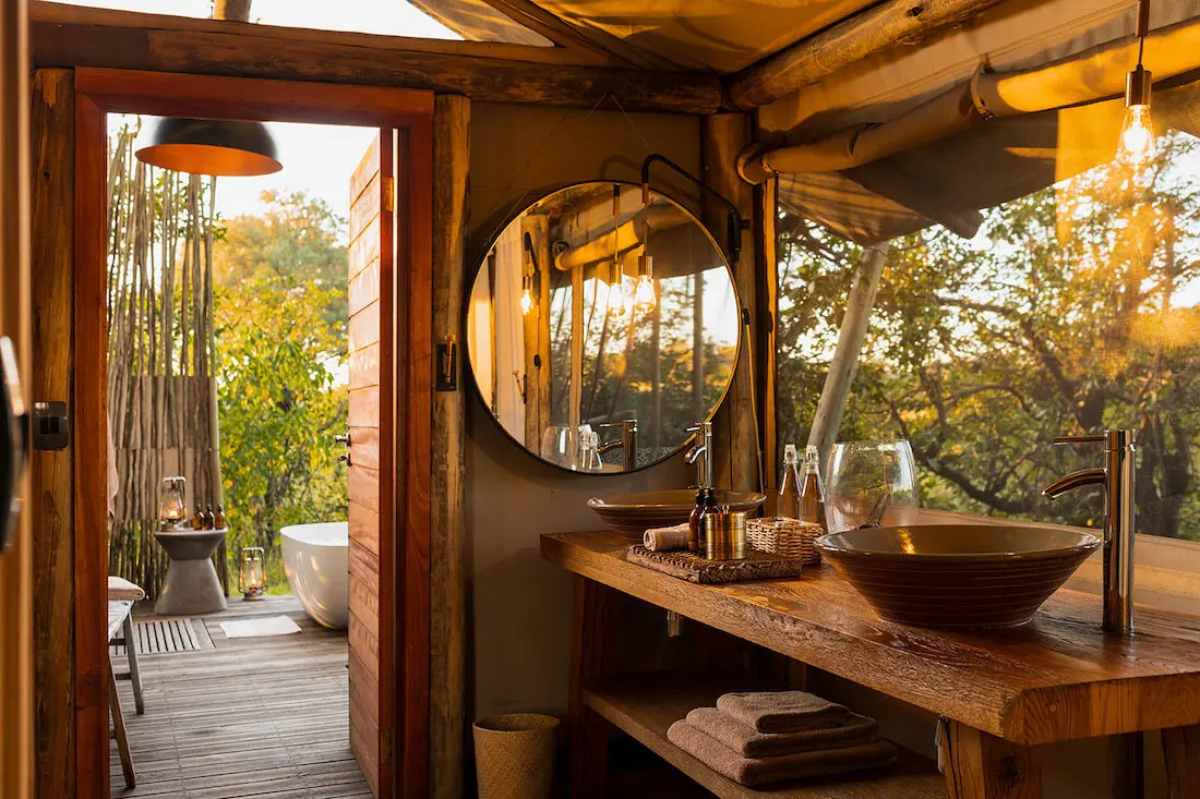 Salle de bain luxueuse de la tente honeymoon
