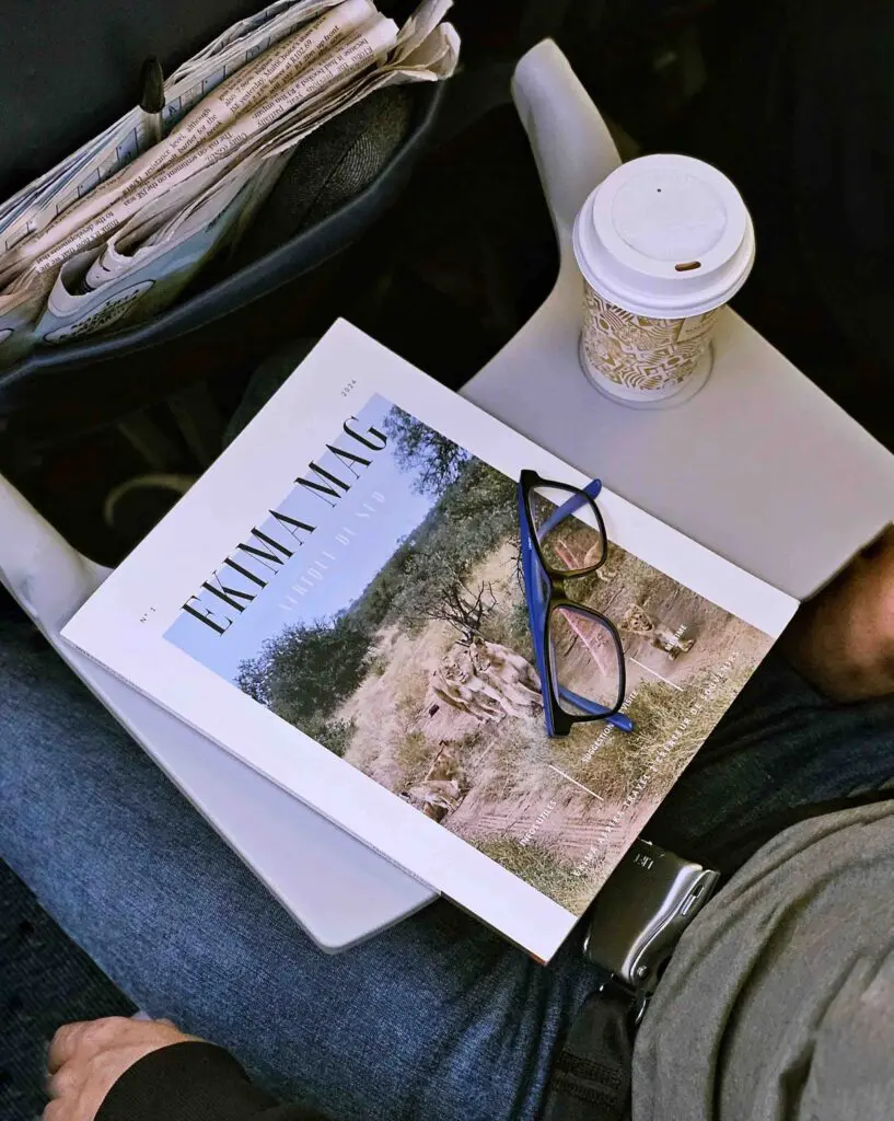 Zoom sur le magazine Ekima Mag Afrique du Sud posé dans l'avion