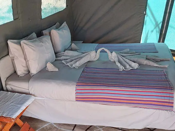 Aperçu de l'intérieur de la tente avec deux lits confortables
