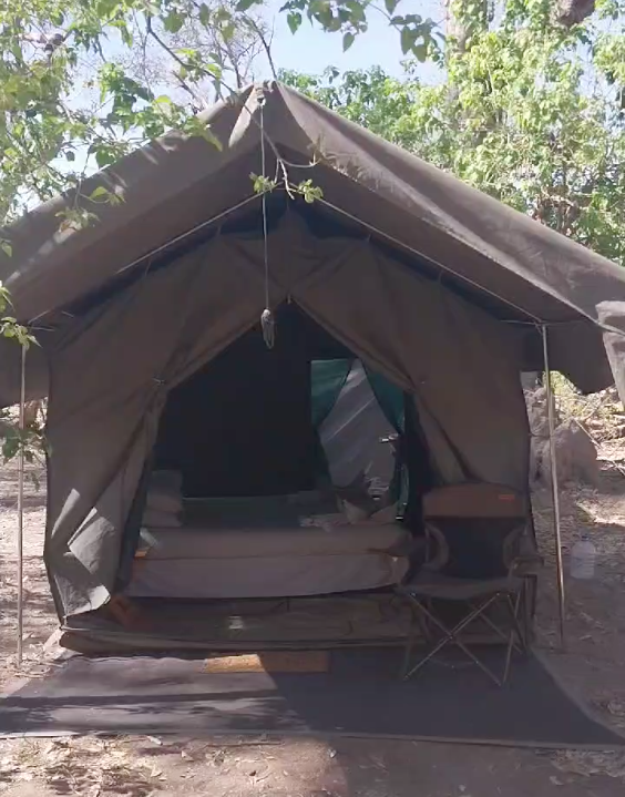 Vue de face d'une tente mobile au Botswana