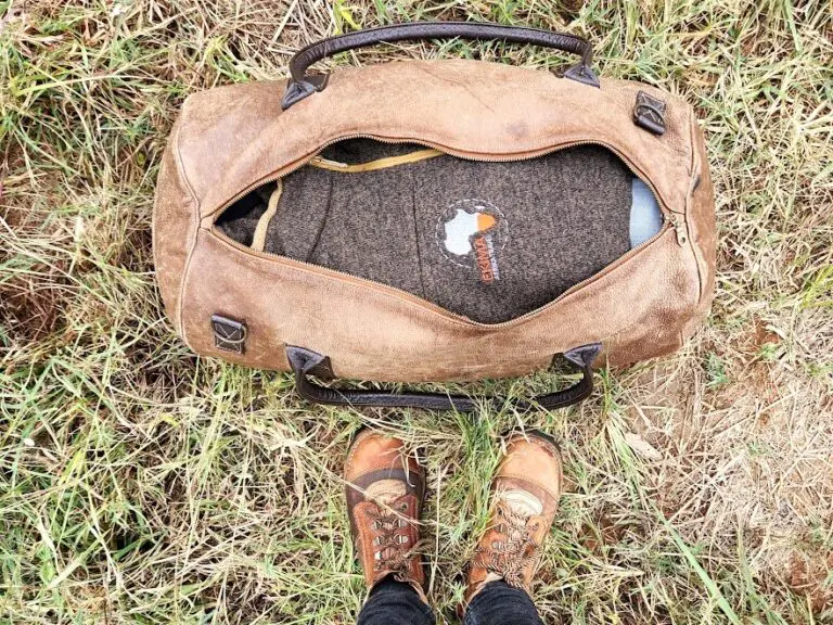 vue de dessus d'un sac posé au sol avec les chaussures de marche