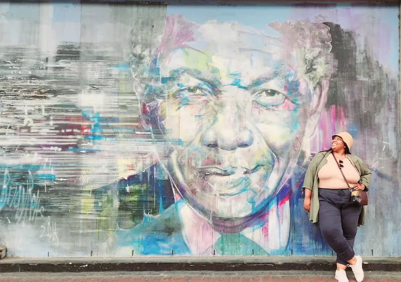 Notre booking agent dans les rues du cap devant un Mandela street art