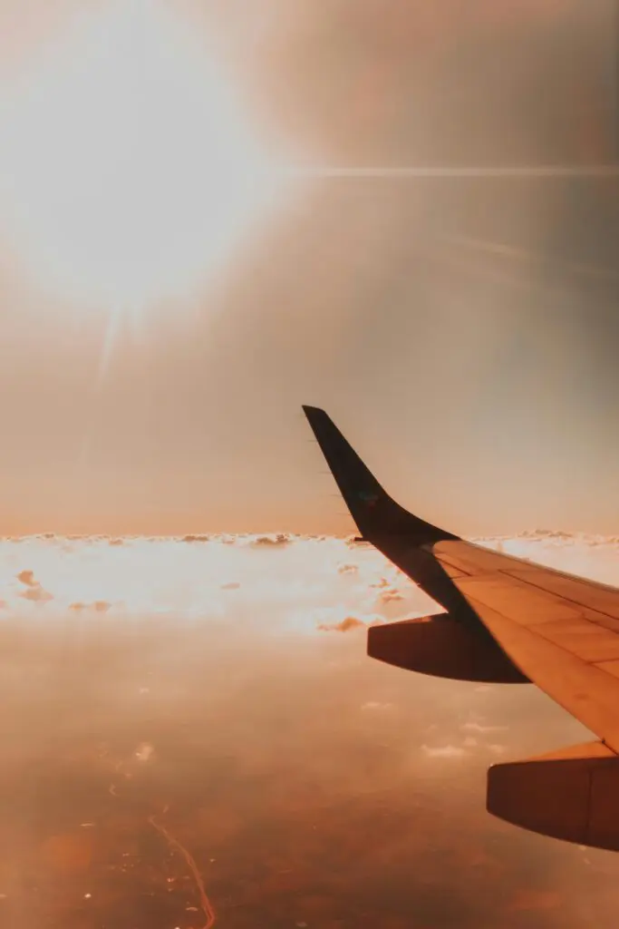vue sur l'aile d'un avion et les nuages depuis le hublot
