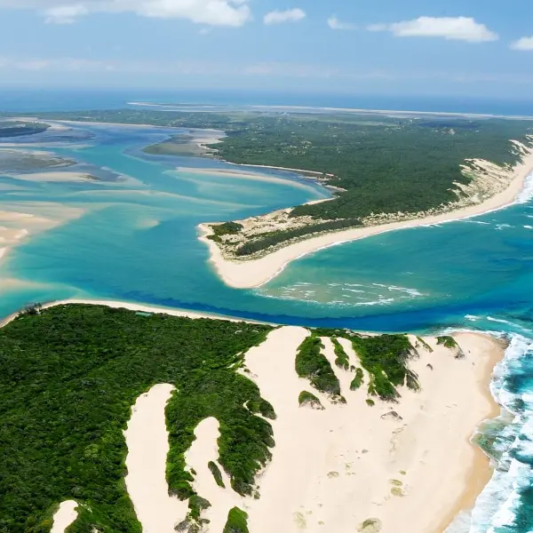 vue du ciel sur les eaux turquoises de l'archipel de Bazaruto