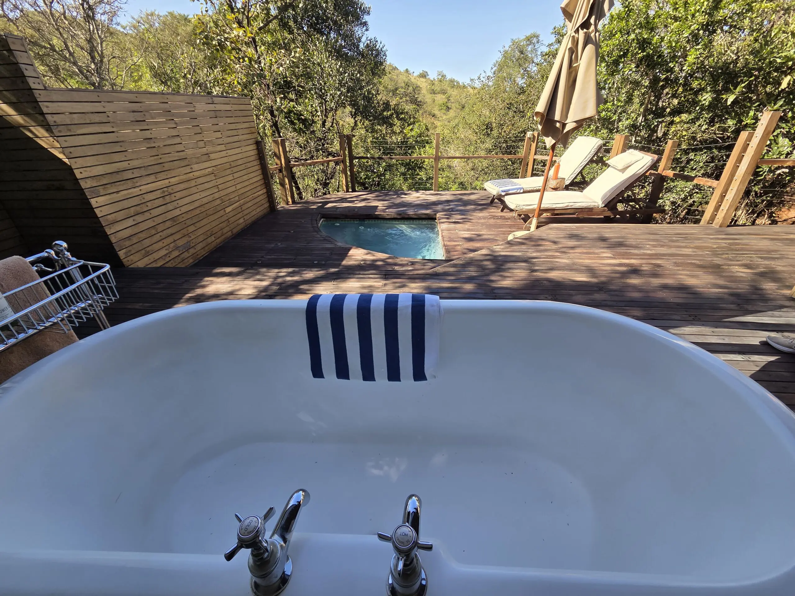 nos-services-hebergement-intimiste-salle-de-bain-exterieure-ekima-afrika-travel