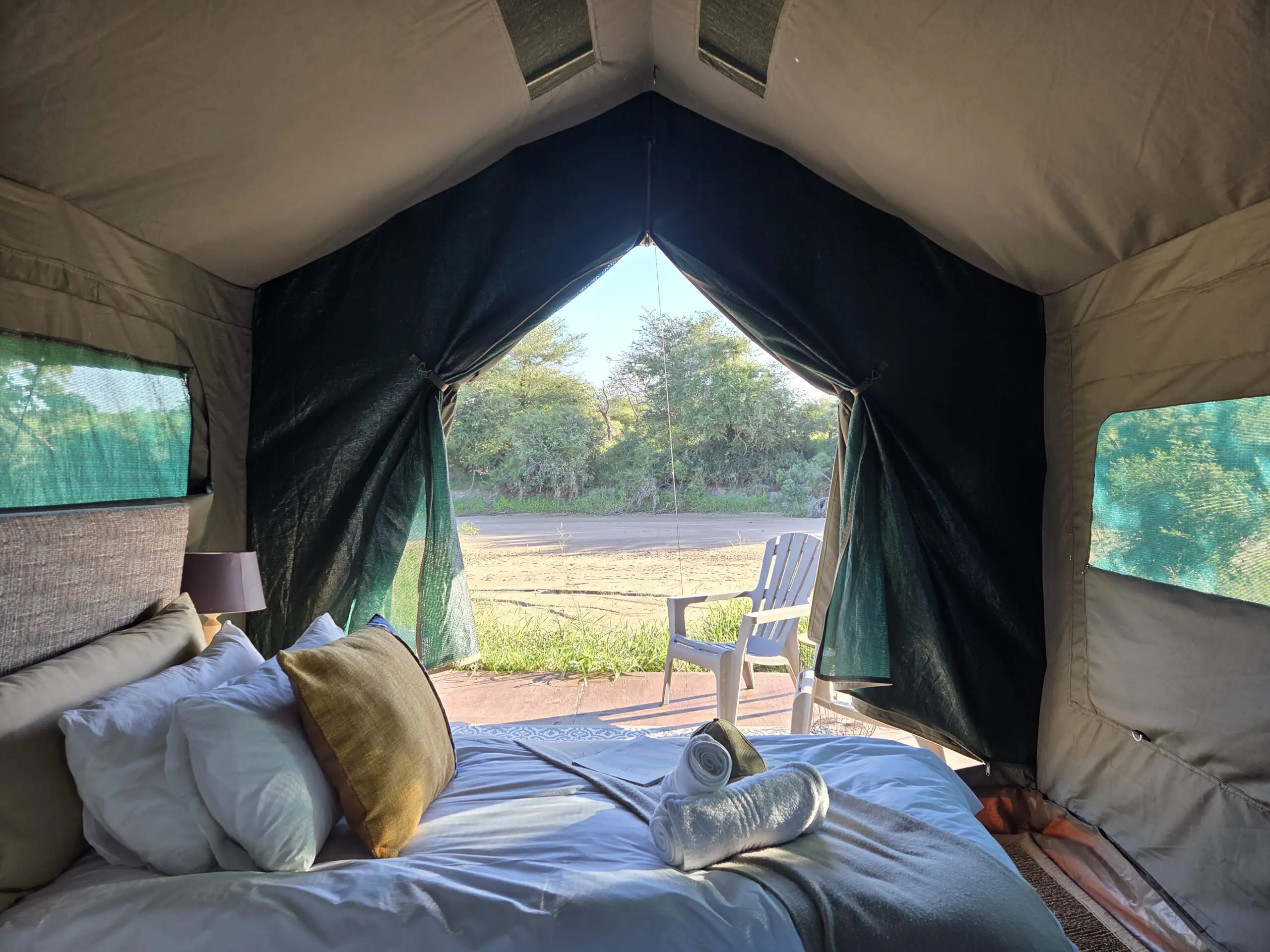 nos-services-hebergement-tente-brousse-ekima-afrika-travel