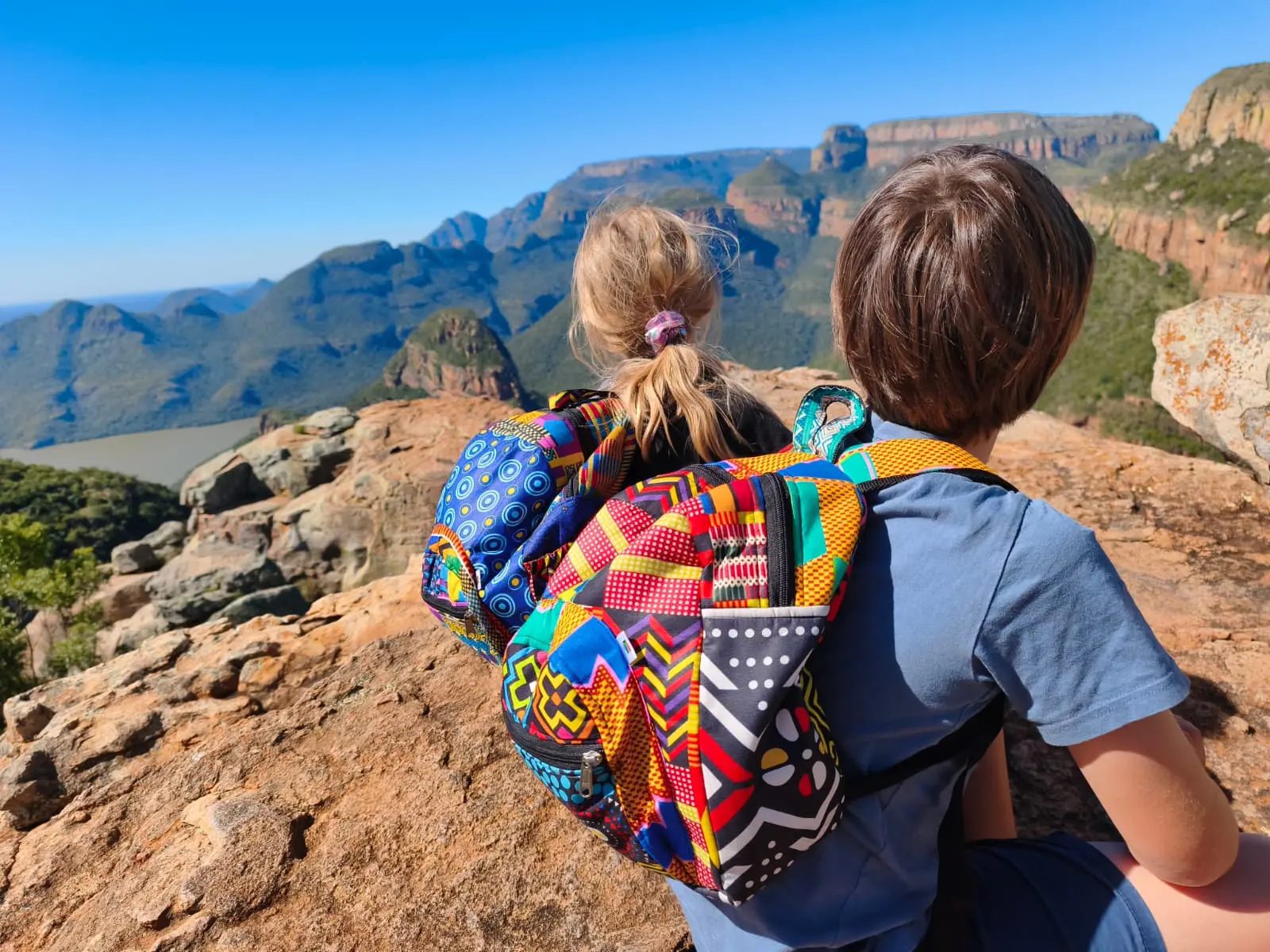 service-goodies-enfants-sac-a-dos-ekima-afrika-travel-agence-voyage-locale