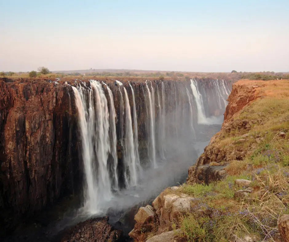 Chutes d'eau en bas debit avec les parois rocheuses apparentes