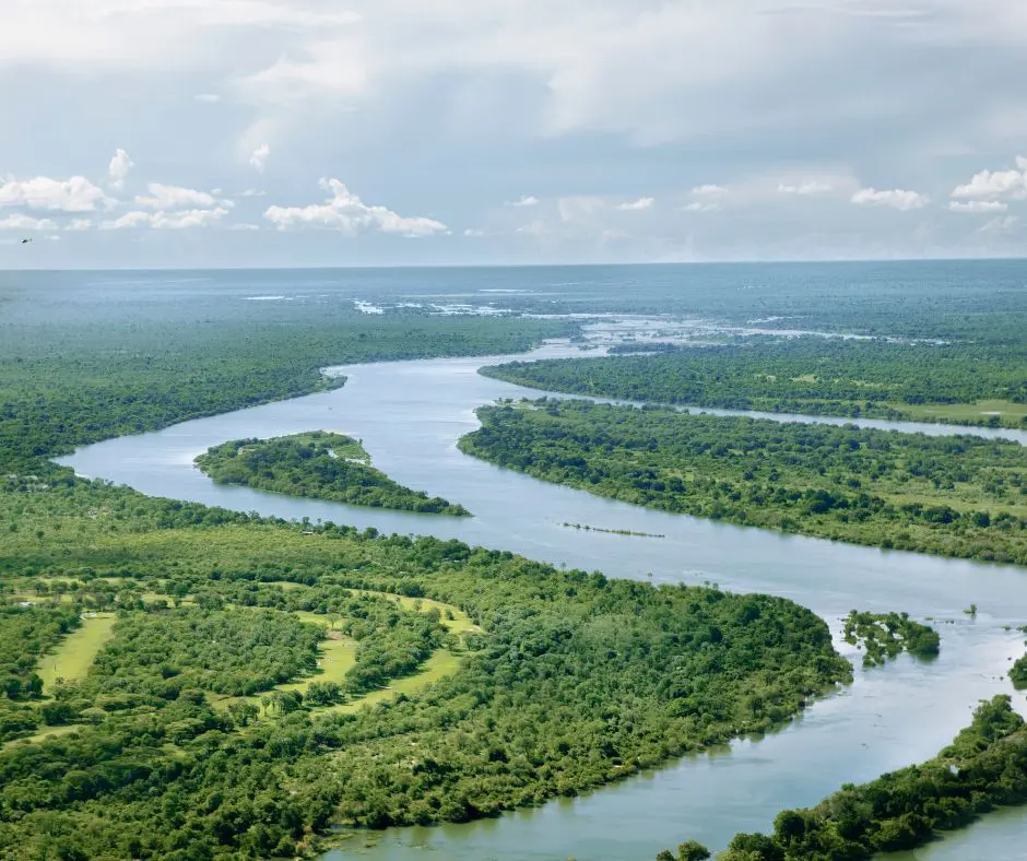Le Zambèze vue du ciel qui serpente avec autour des paysages verts