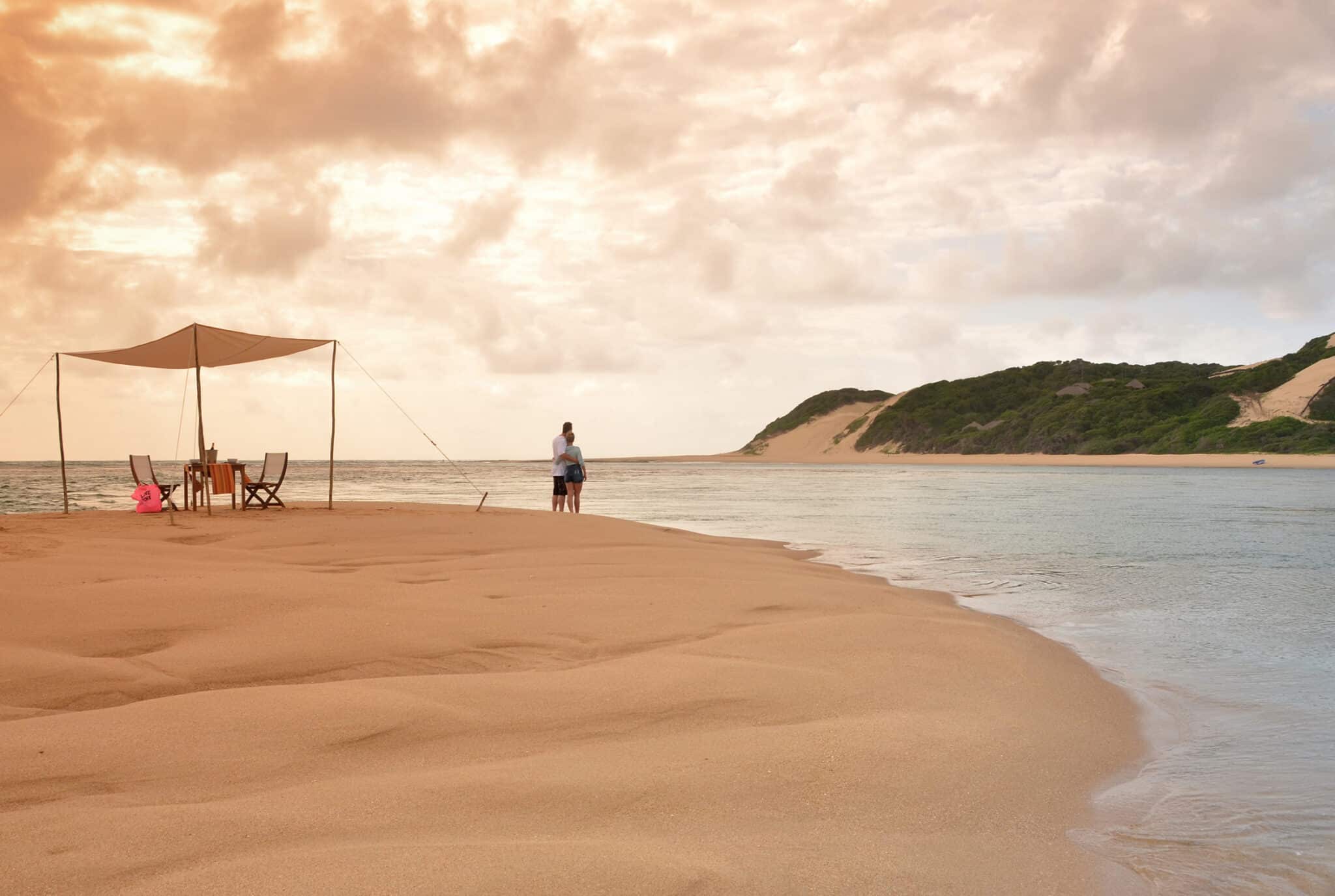 incontournables-du-mozambique-archipel-bazaruto-plage-pique-nique-ekima-afrika-travel-agence-voyage-afrique-australe pique-nique exclusif sur une île de bazaruto avec une ambiance romantique