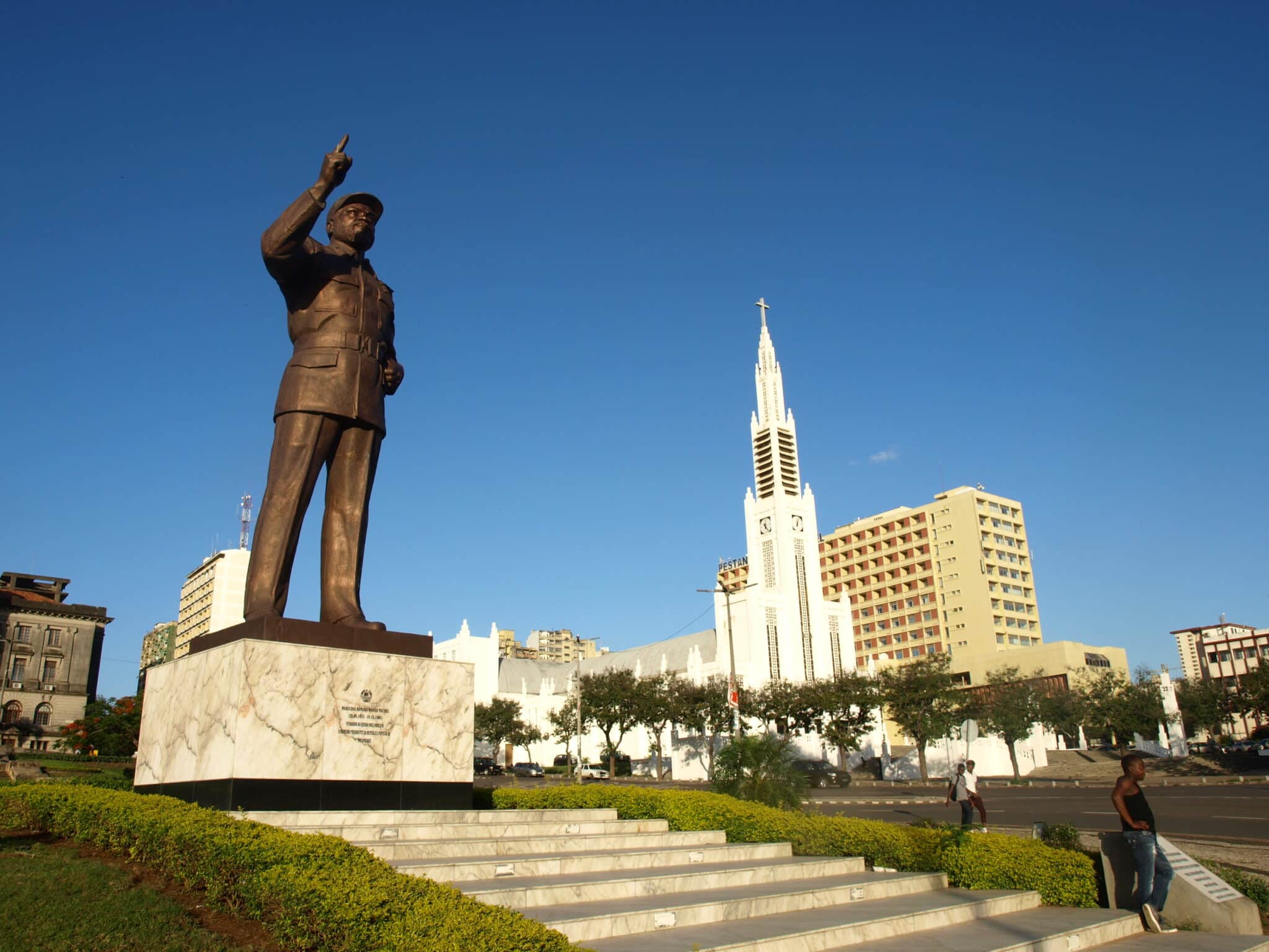 incontournables-du-mozambique-maputo-ekima-afrika-travel-agence-francophone-voyage-afrique-australe-Machel-Cathedral architecture et culture : zoom sur une statue dans la ville de Maputo
