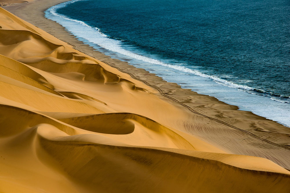 top-5-des-lieux-a-visiter-en-namibie-baie-sandwhich-harbour-excursion-ekima-afrika-travel-voyage-sur-mesure