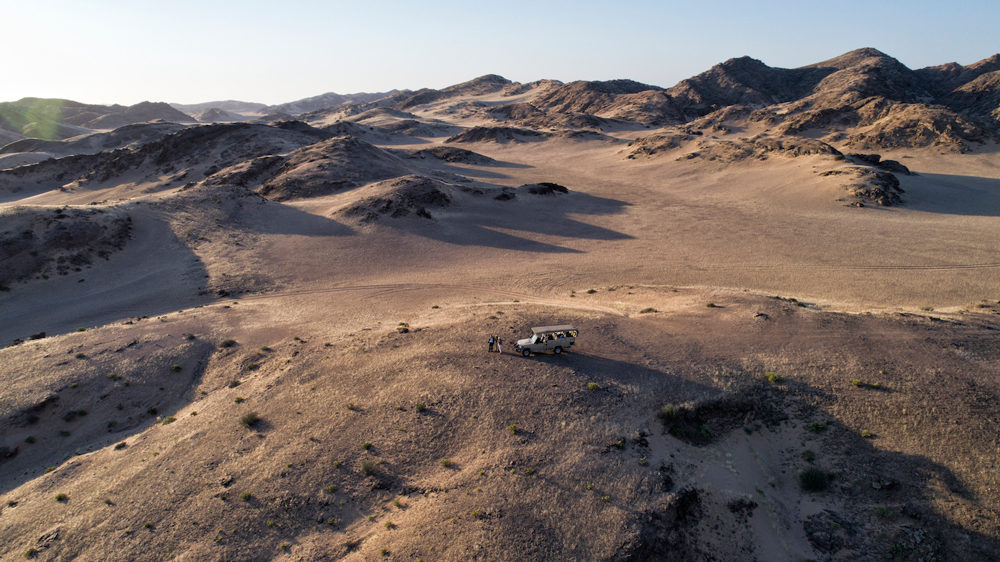 Un véhicule tout terrain au milieu des montagnes arides du Kaokoland