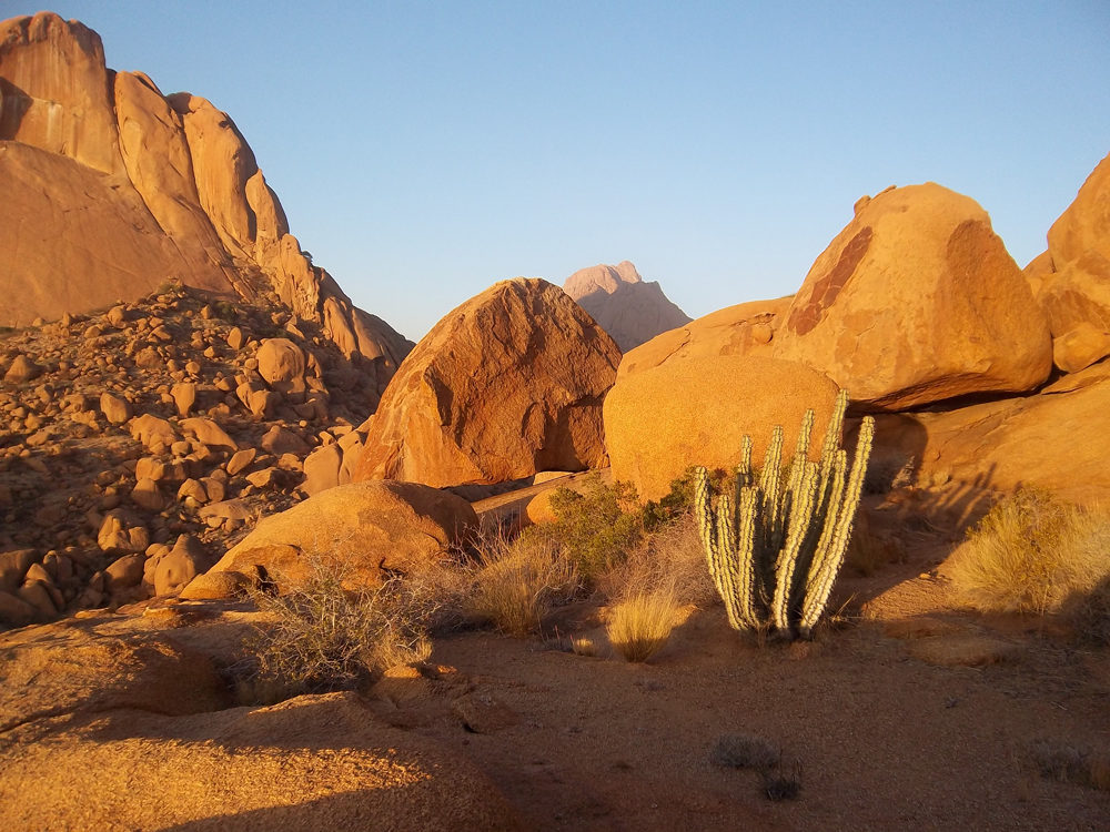 Zoom sur la roche orangée de Spitzkoppe illuminée par le soleil
