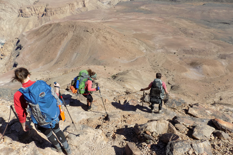 Trois randonneurs avertis descendent au coeur du Fish River Canyon