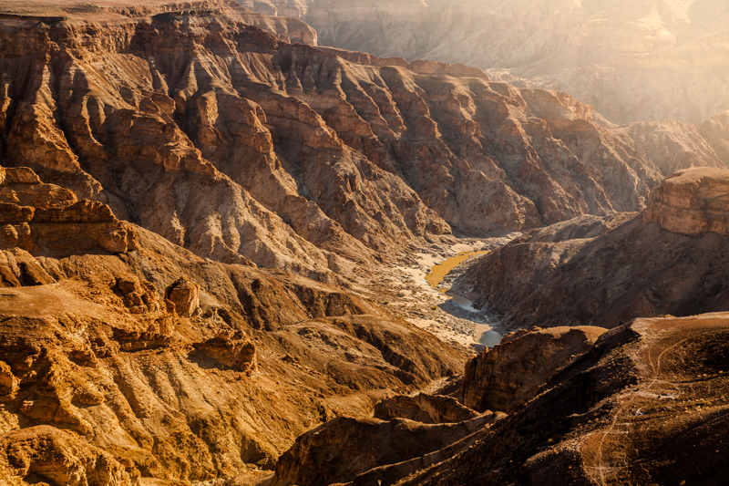 Zoom sur le Fish River Canyon et ses falaises abruptes dorées