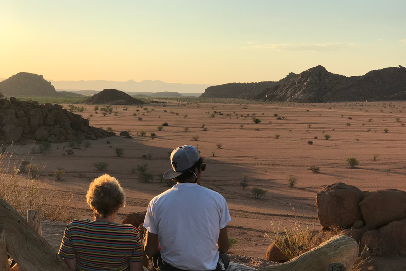 De dos, deux personnes assises admirent les paysages du Damaraland