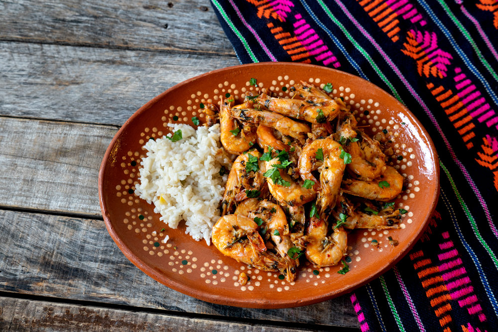 Assiette africaine garnie de crevettes pimentées et de riz