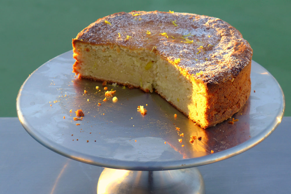 Un grand gâteau à la noix de cajou typique sur un promontoire