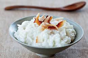 Un petit bol de riz a la noix de coco décoré avec cuillère en bois