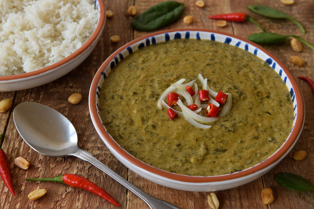 Beau bol de matapa, riz et piment sur belle table décorée