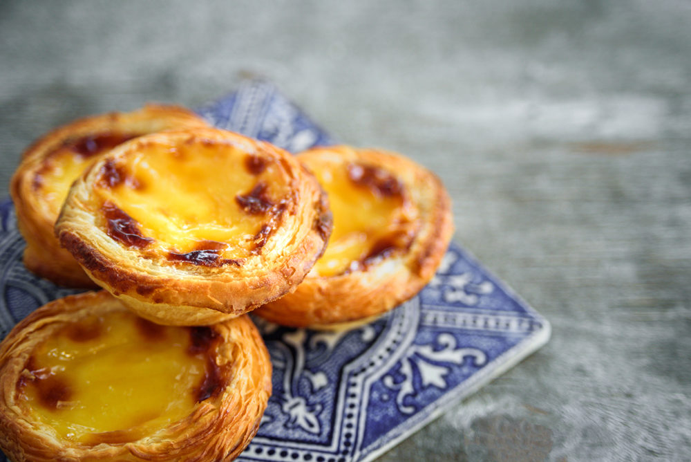 Quelques delicieux pasteis de nata sur un plateau en azulejos portugais