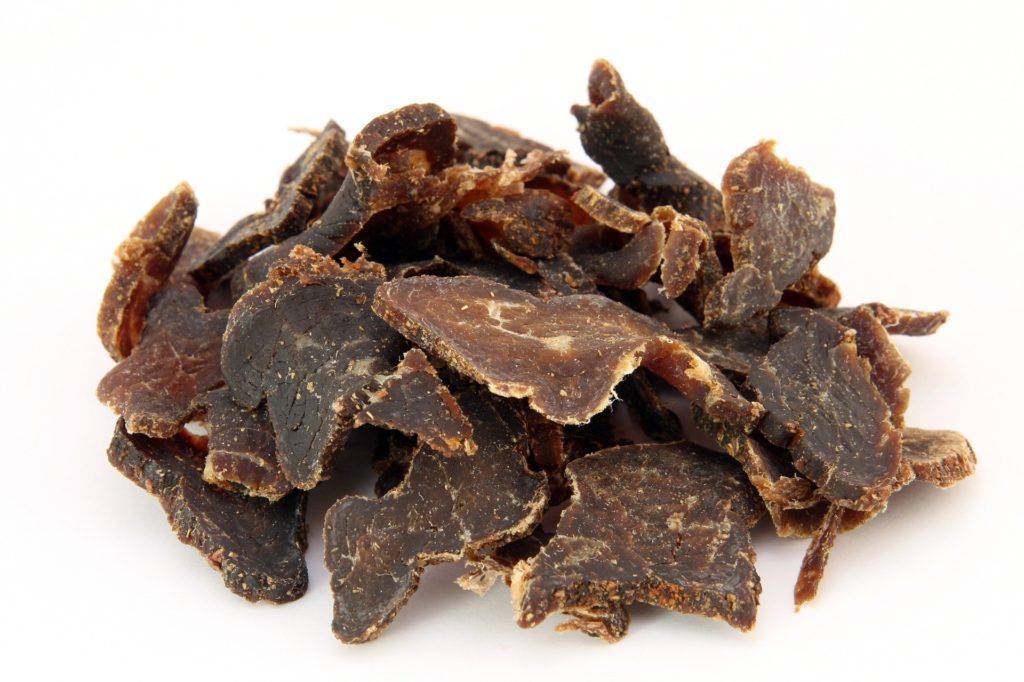 Zoom sur des morceaux de viande séchée : le biltong, un en-cas salé 