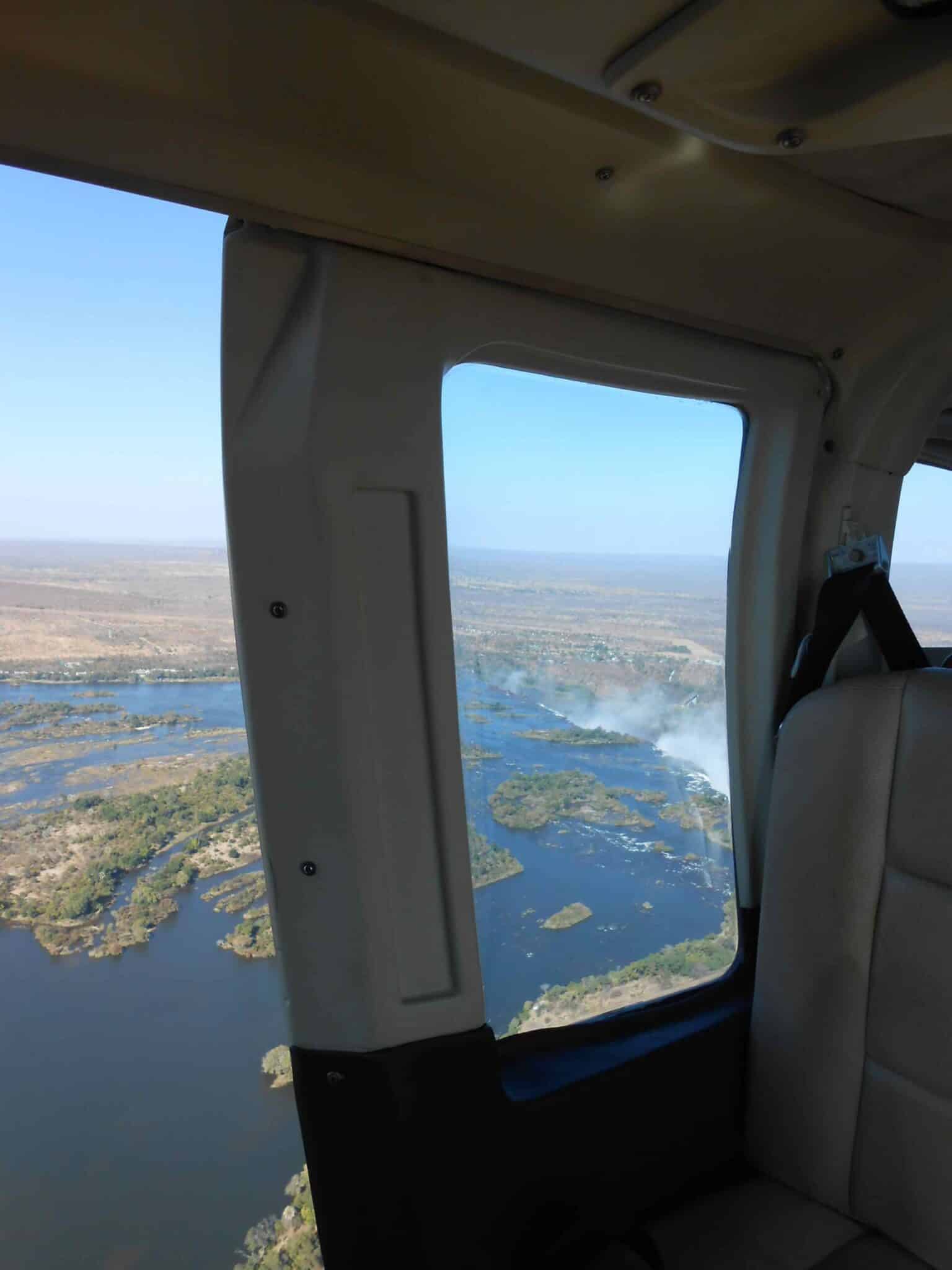 Vue sur les chutes victoria depuis l'habitacle d'un hélicoptère