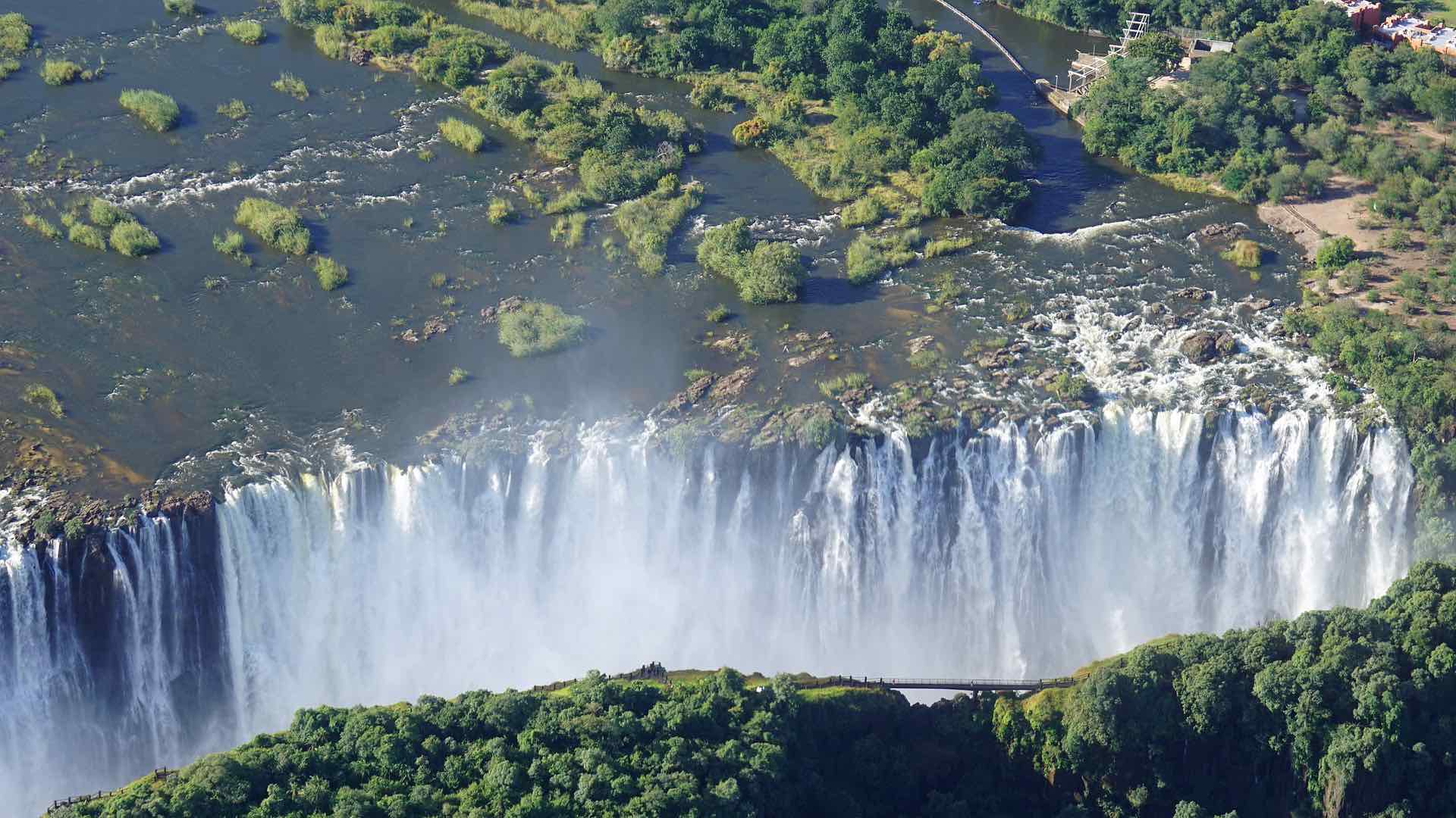 Les chutes victoria vue du ciel avec sa faille profonde