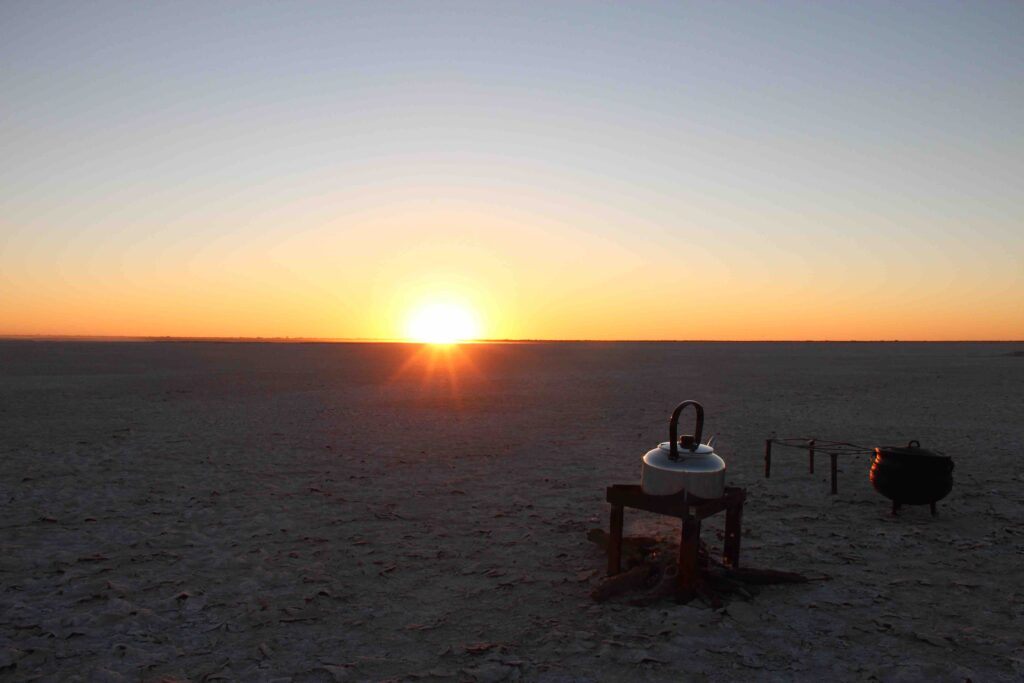 Coucher de soleil sur l'immensité désertique du pan de Makgadikgadi