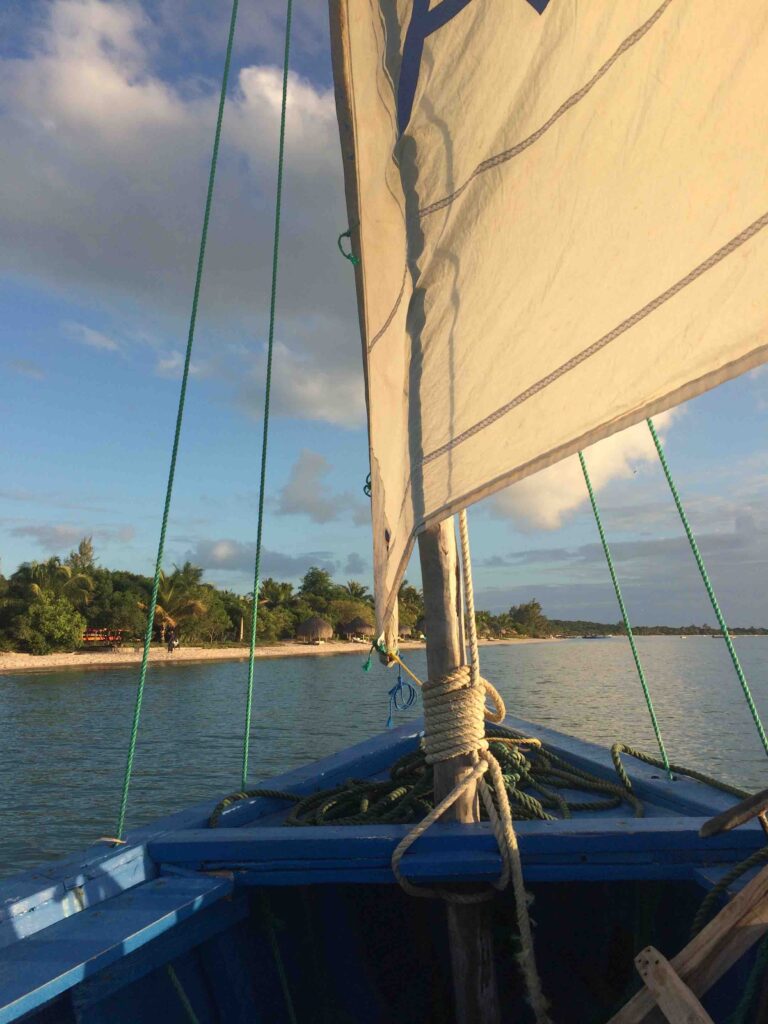 Vue sur l'arrivée d'un île depuis l'intérieur d'un boutre