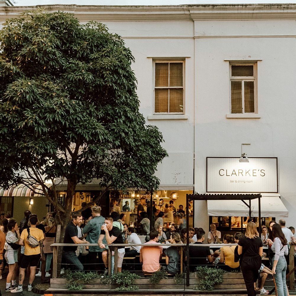 Terrasse bondée d'un bar lors des premiers jeudis du mois