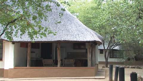 Vue sur un chalet et sa terrasse du camp de brousse Bateleur au kruger