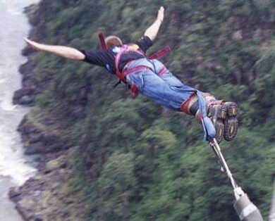 Un homme en train de faire le saut de l'ange en sautant à l'élastique