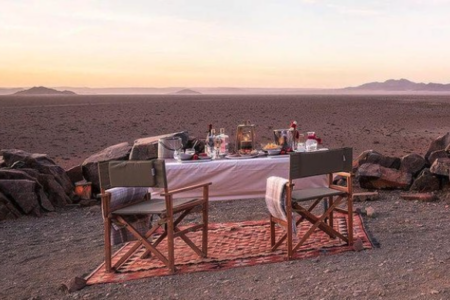 Une table est préparée au milieu du désert de Namibie