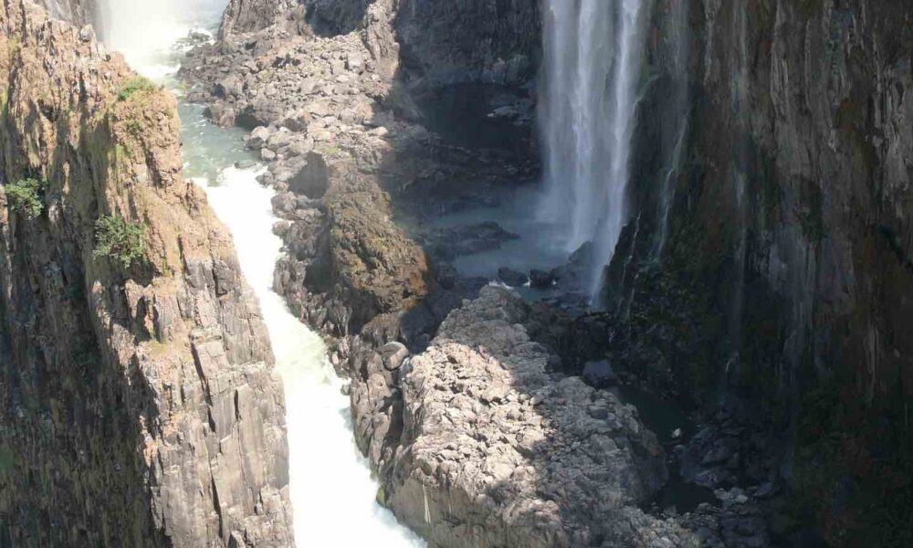 Depuis la faille vue sur les parois vides des chutes en saison sèche