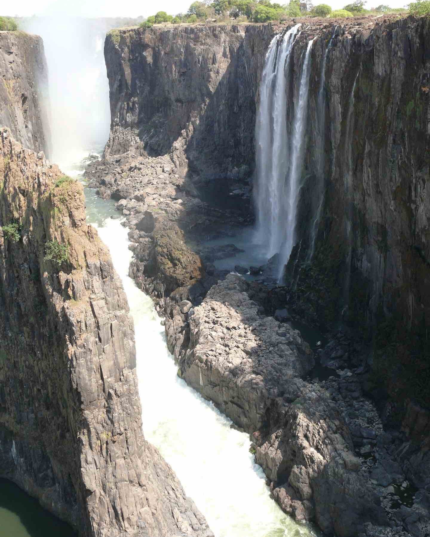 Depuis la faille vue sur les parois vides des chutes en saison sèche