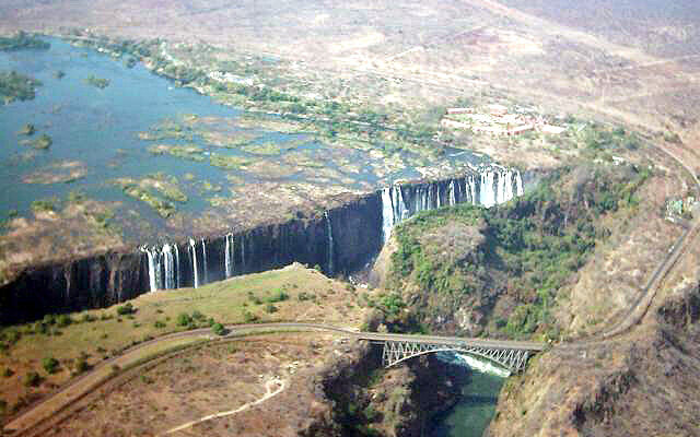 Vue des chutes victoria des deux côtés en bas débit depuis le ciel