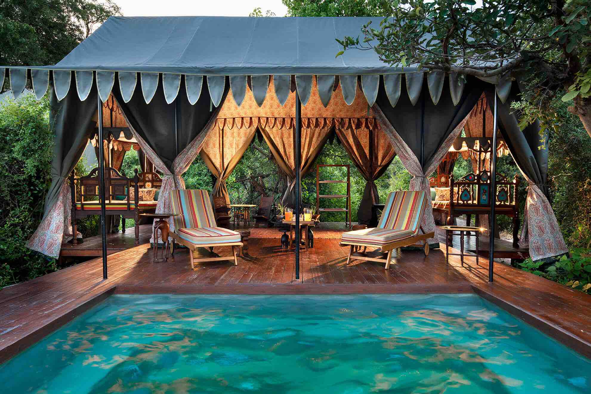 La piscine incroyable de duke's camp avec sa décoration coloniale