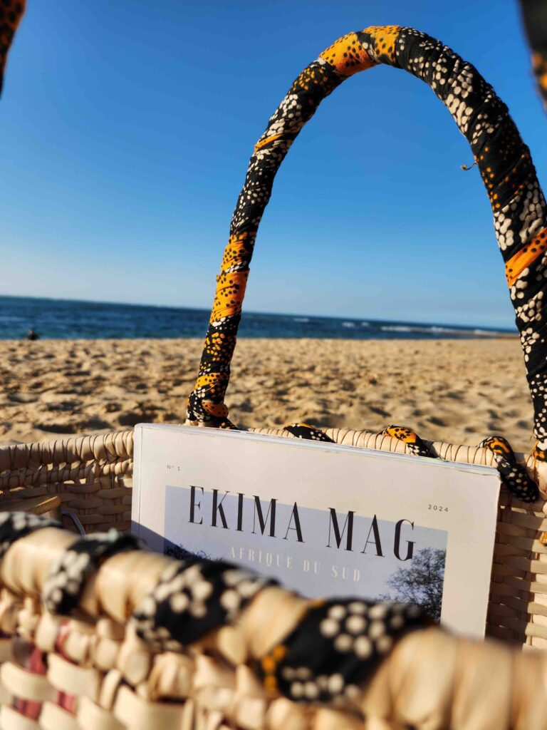 Magazine afrique du sud dans un sac avec du swheswhe posé sur la plage